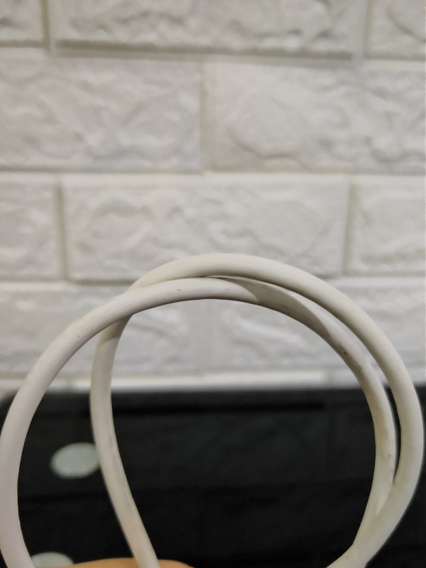 cara membersihkan kabel charger HP kotor dan menguning