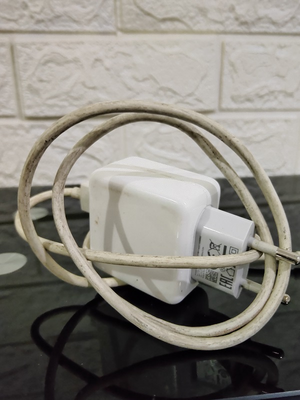 kenapa kabel charger menguning